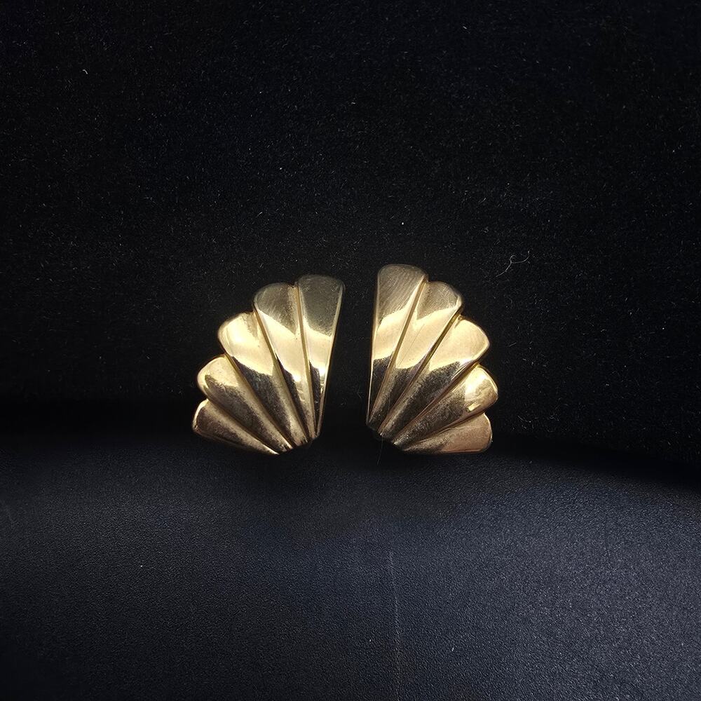 Gold Tone Ribbed Scalloped Clip On Earrings Vintage Costume Jewelry